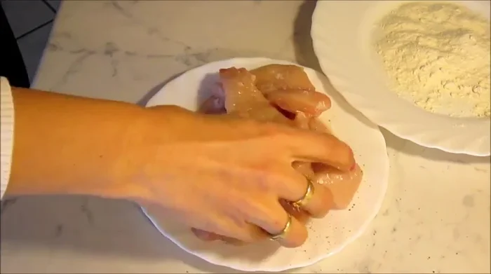 Condire il pollo con sale e pepe. [67.53]