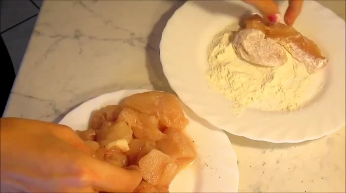 Passare il pollo nella farina. [75.27]