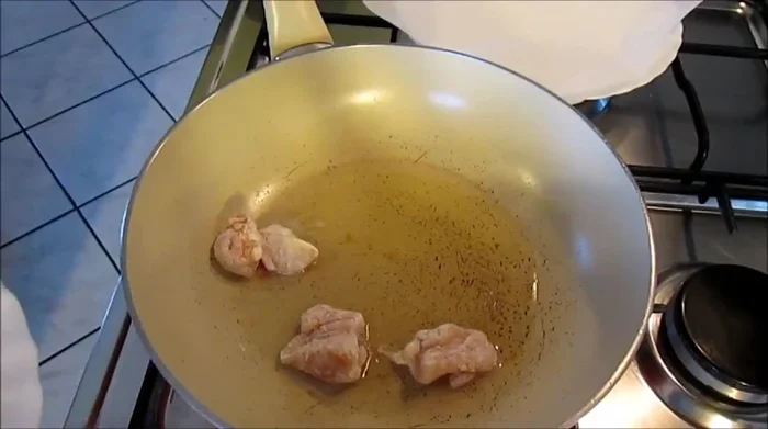 Friggere il pollo in olio caldo fino a doratura. [84.99]