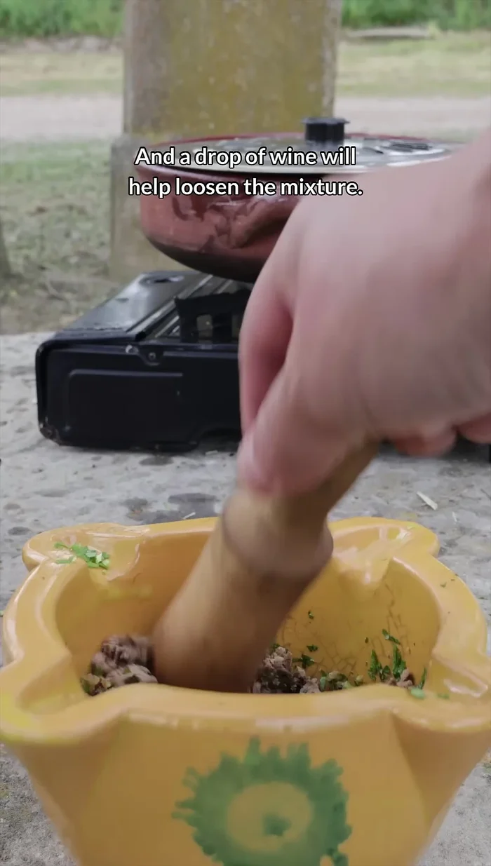 Un goccio di vino aiuterà a sciogliere il composto. Aggiungere la picada e lasciare addensare la salsa, cuocendo a fuoco lento per altri 15 minuti.