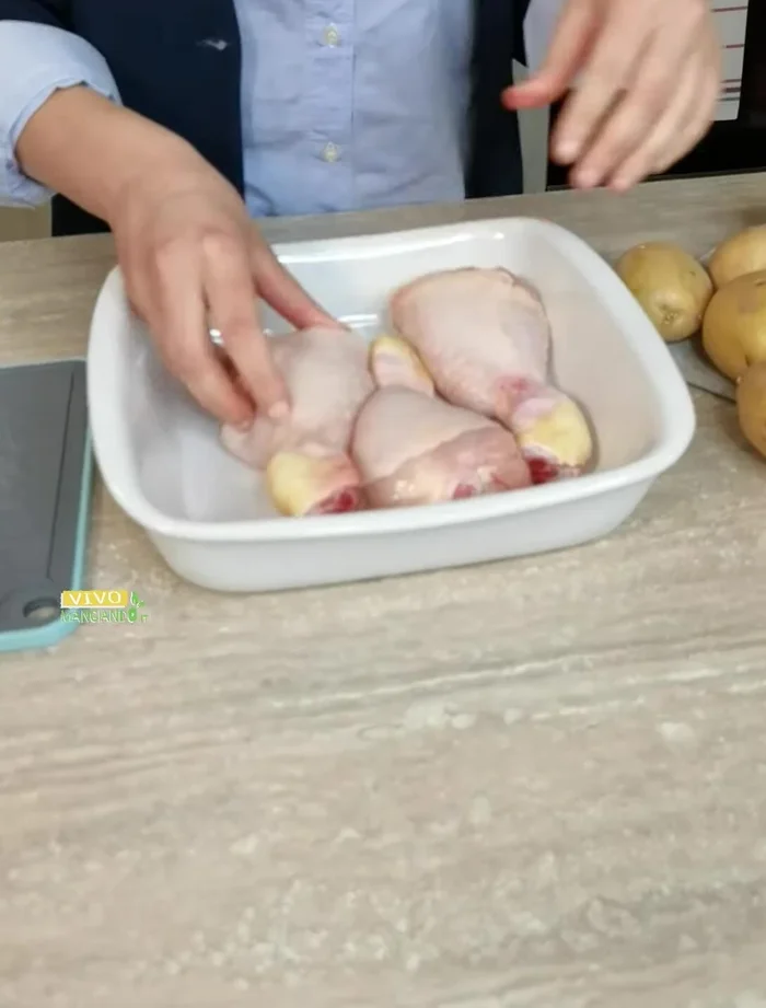 Sistemare le cosce di pollo in una pirofila.