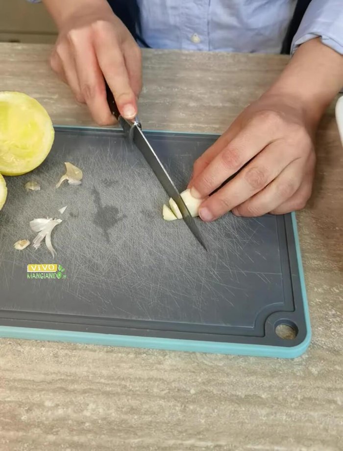 Aggiungere uno spicchio d'aglio tagliato a fettine, rametti di rosmarino e timo.