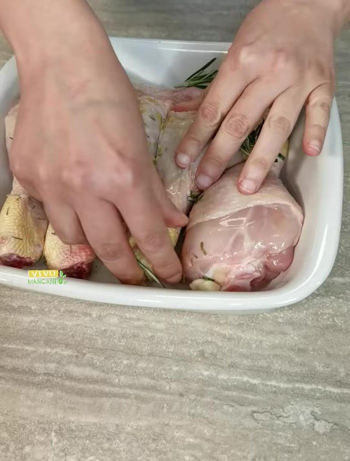 Girare la carne in modo che si bagni con il succo di limone, coprire con pellicola e lasciare riposare per almeno 2 ore, girando e massaggiando ogni tanto la carne.