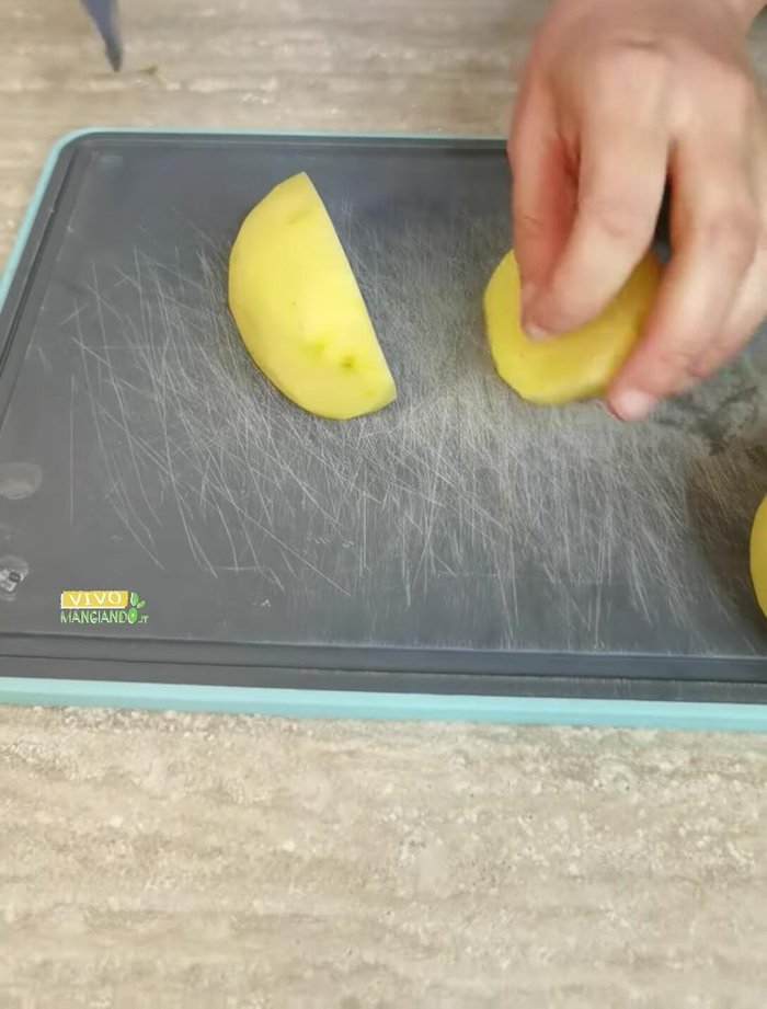 Pelare e tagliare le patate a spicchi.