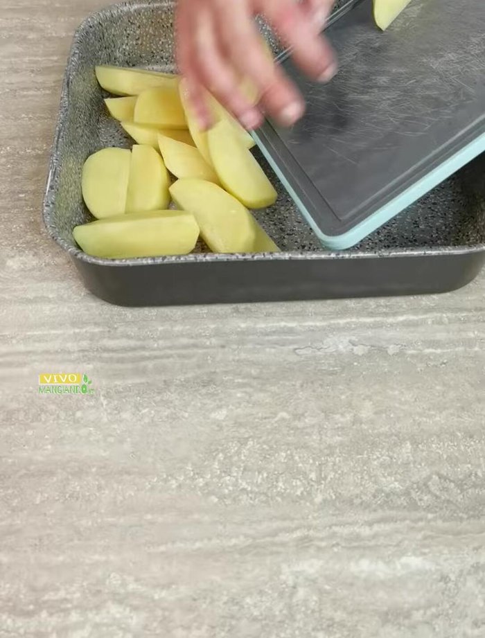 Sistemare le patate in una teglia antiaderente, condirle con sale, pepe nero macinato, spezie per arrosto, rosmarino, e un filo d'olio.
