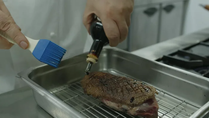 Aggiungere aceto balsamico, spezie e zucchero per la caramellizzazione.