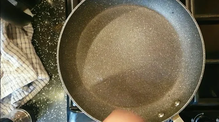 Cuocere il pollo in una padella ben calda, dal lato condito, per circa 2 minuti con il coperchio.