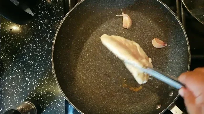 Togliere il coperchio, controllare la crosticina e rimettere gli spicchi d'aglio. Chiudere di nuovo per altri 2 minuti.
