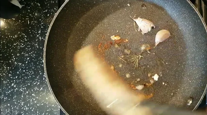 Togliere il pollo dalla padella e metterlo da parte.