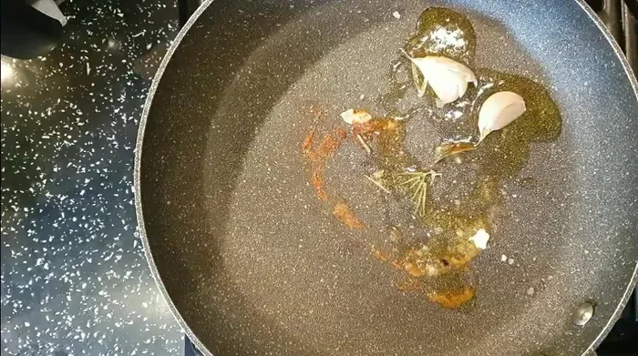 Nella stessa padella, aggiungere un cucchiaio d'olio, i funghi tritati e quelli interi. Rosolare per un minuto.