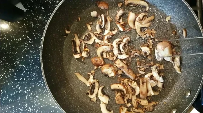 Togliere l'aglio dalla padella.