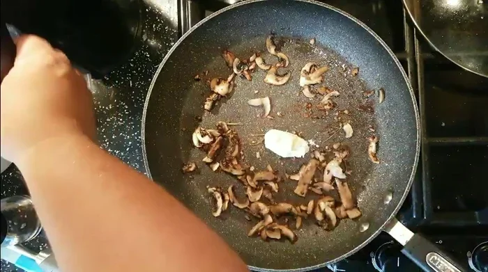 Togliere il pollo e preparare la crema di funghi: nella padella aggiungere una noce di burro, un po' d'acqua e amalgamare.