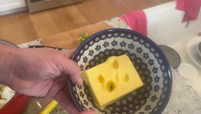 Preparare il composto di burro: mescolare il burro ammorbidito con la scorza di limone grattugiata e il timo tritato finemente.