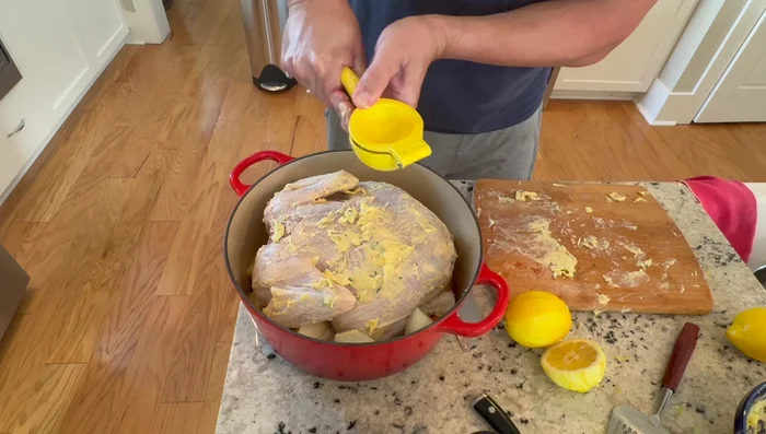 Aggiungere il succo di mezzo limone al pollo.