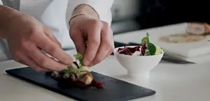 Pollo al Ginepro con Confettura di Ciliegino: Ricetta facile e gustosa