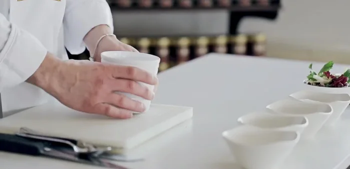 Frullare le polveri con un mixer ad immersione per ottenere un composto aromatico.