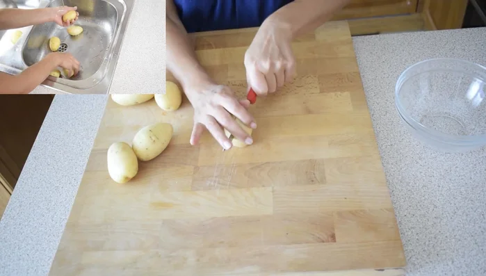 Affettare le patate (lasciando la buccia dopo averle lavate accuratamente). Condire le patate con olio, sale e pepe (facoltativo), rosmarino e salvia.