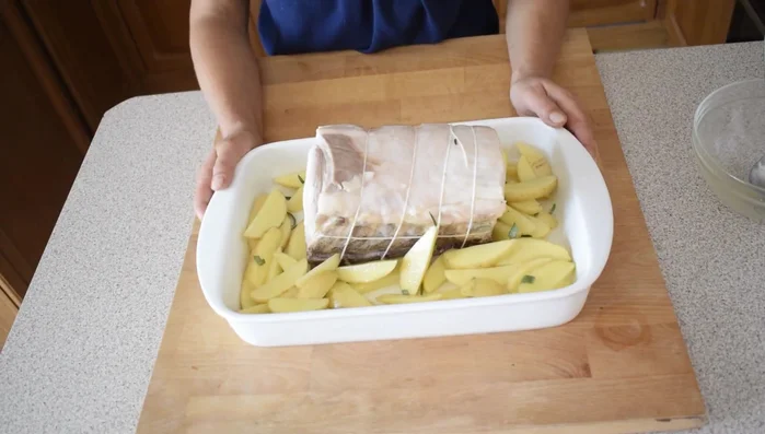 Infornare a 180 gradi per 1 ora e 30 minuti. Dopo i primi 30 minuti, girare la carne e aggiungere brodo se necessario. Coprire le punte delle costole con carta alluminio.
