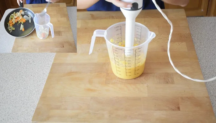 Frullare le verdure cotte con un mixer, aggiungendo gradualmente brodo vegetale. Filtrare la salsa con un colino a maglie strette. Se troppo liquida, addensare sul fuoco con un mezzo cucchiaino di fecola di patate.