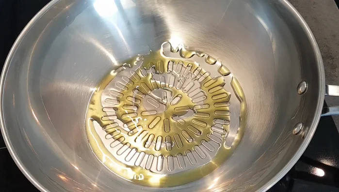 Preparare le verdure: In una padella con un cucchiaio di olio extravergine, rosolare cipollotto, rosmarino tritato, prezzemolo e cipolla rossa tagliata sottile. Aggiustare di sale (193.48).