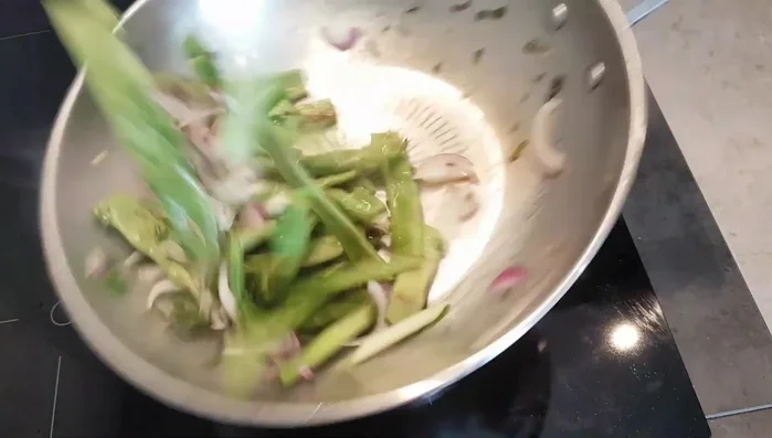Cuocere le verdure: Cuocere le verdure a fuoco medio-alto fino a quando saranno appassite e leggermente croccanti (240).