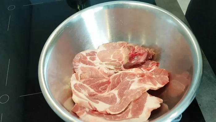 Preparare la marinatura: In una ciotola, mescolare sale, mostarda in grani, semi di finocchio, scorza grattugiata di mezzo limone, succo di mezzo limone, olio extravergine di oliva e aglio tritato. Spalmare la marinatura su tutte le braciole. Aggiungere mezzo bicchiere di vino e lasciare marinare per 20 minuti (72.84).