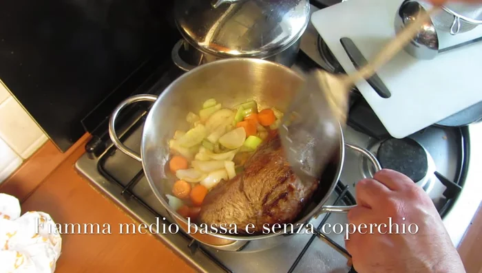 Aggiungere le verdure: aggiungere le verdure (sedano, carote e cipolla tagliate a pezzi) nella padella, sotto la carne. Cuocere per 15 minuti a fiamma medio-bassa, senza coperchio.
