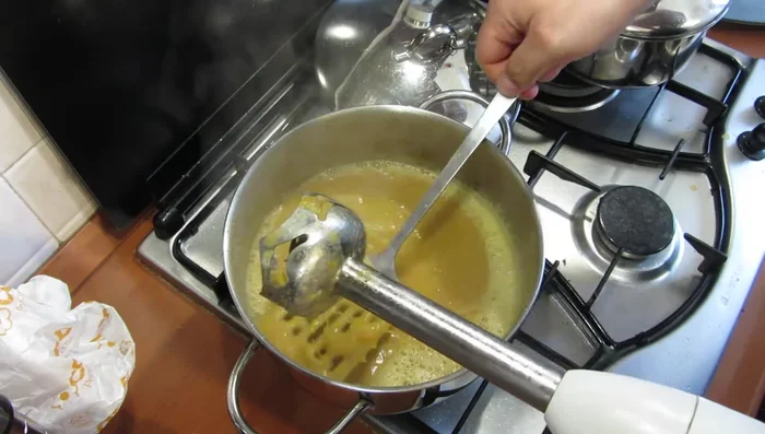 Preparazione del sugo: frullare le verdure cotte nel brodo per ottenere una crema omogenea. Far addensare sul fuoco, aggiustando di sale a piacere.