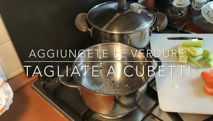 Preparare il brodo: in una pentola, mettere sedano, carote e cipolla in 1,5 litri d'acqua fredda con sale, pepe e alloro. Lasciare cuocere a fiamma lentissima per 2 ore, finché le verdure non si saranno disfatte.