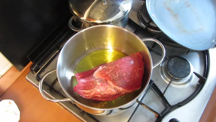 Rosolare la carne: in una padella capiente, con un generoso filo d'olio extravergine, rosolare il vitello per 5 minuti per lato a fiamma medio-bassa, creando una crosticina.