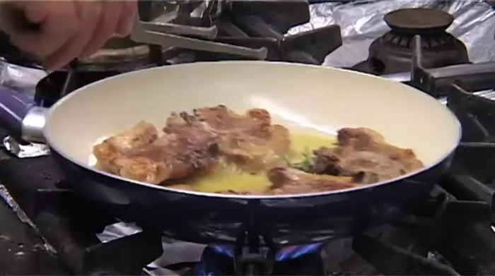 Mantenere il fuoco moderato per evitare di bruciare gli ingredienti (169.12)