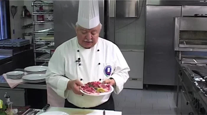 Preparare i carciofi: pulirli, tagliarli a spicchietti molto fini (24.4)
