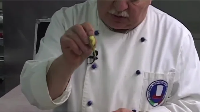 Passare i carciofi nell'uovo sbattuto e poi nella farina (35.36)