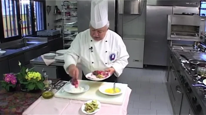 Passare le costolette d'agnello nella farina (57.079)