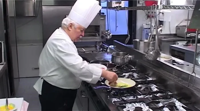 In una padella con olio caldo (già a temperatura), aggiungere un rametto di rosmarino e friggere le costolette (73.24)