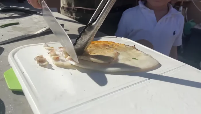 Servire: Servire il pesce con i contorni preparati e le salse appositamente create per ogni tipo di pesce.