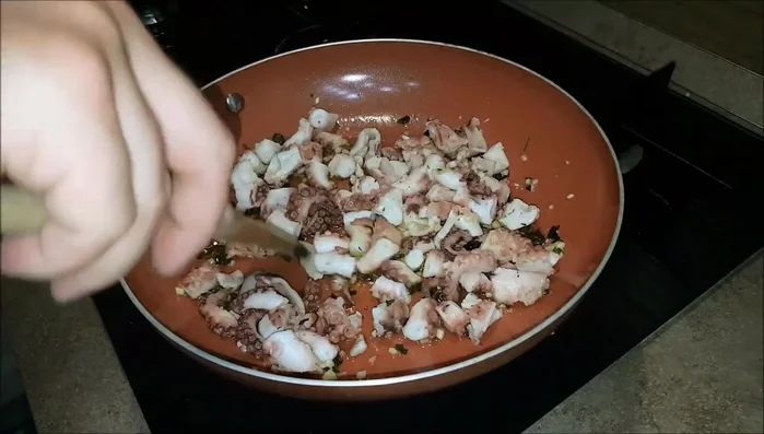 Cuocere la pasta al dente.