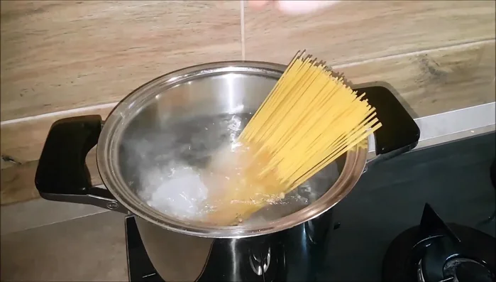 Scolare la pasta e aggiungerla in padella con il polpo a fiamma bassa.