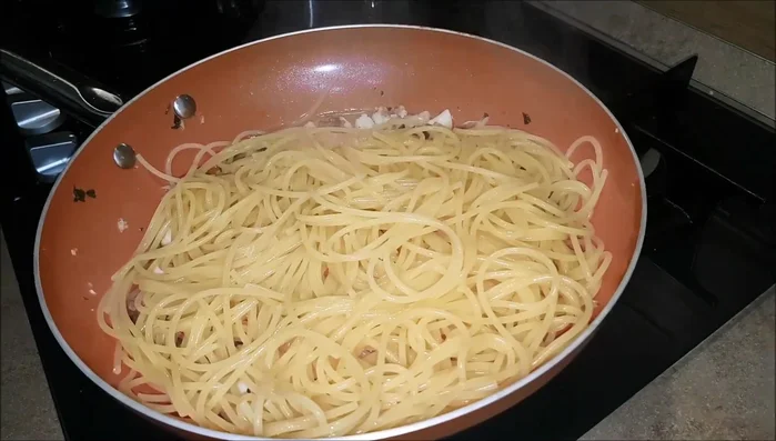 Insaporire per un paio di minuti, mescolando bene.