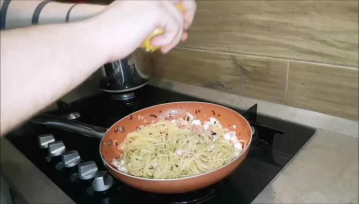 Aggiungere un po' di buccia di limone grattugiata.
