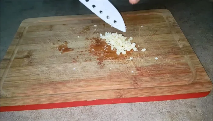 Tagliare finemente l'aglio e il prezzemolo.