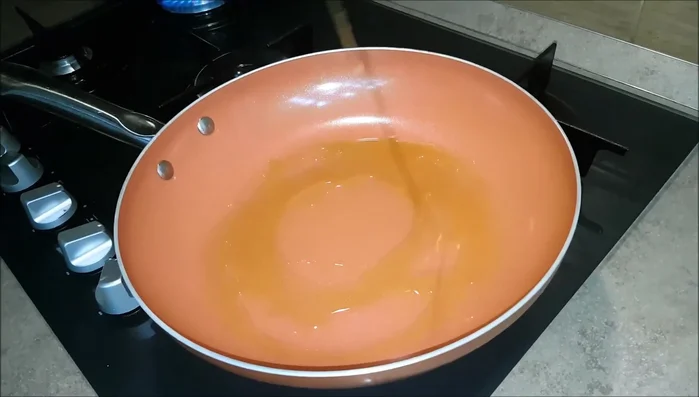 In una padella, far dorare leggermente l'aglio e il prezzemolo con abbondante olio extra vergine di oliva.