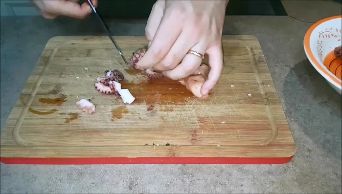 Tagliare il polpo a pezzetti piccoli.