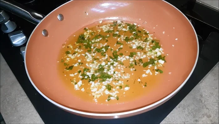 Aggiungere il polpo in padella con un pizzico di sale e peperoncino.