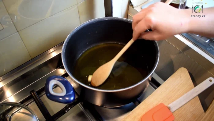 In una pentola, rosolare l'aglio nell'olio extravergine di oliva.