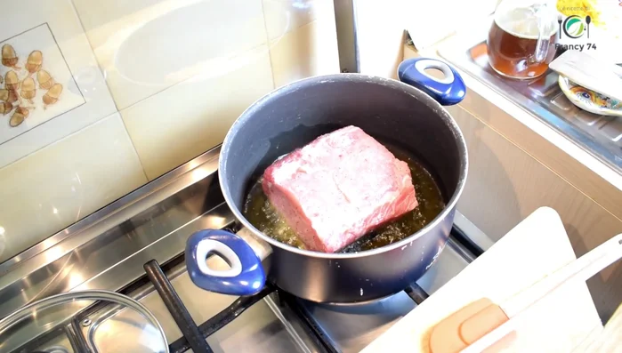 Aggiungere l'arista e rosolare da tutti i lati (evitare di bucherellare la carne con le forchette).