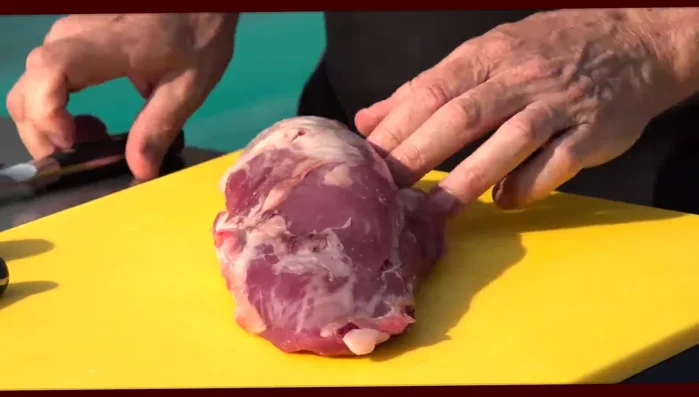 Mondare il filetto di maiale, togliendo la parte di cartilagine e le eventuali parti coriacee.