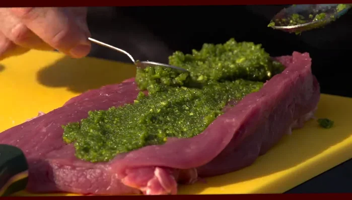 Farcire il filetto con il pesto di pistacchi, distribuendolo uniformemente.