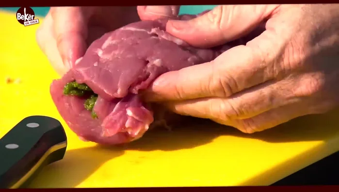 Richiudere il filetto e legarlo con il filo da cucina.