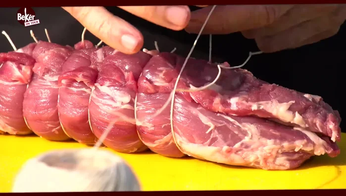 Rosolare il filetto di maiale in padella, bagnandolo con un po' di olio, fino a quando è ben rosolato esternamente. (Opzionale: cuocere in forno a 180-200°C per circa 20 minuti dopo una leggera rosolatura).